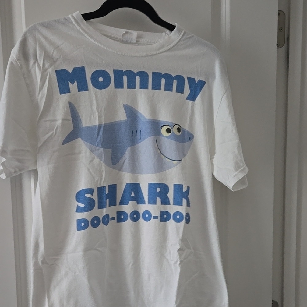 Mommy Shark Graphic T-Shirt
